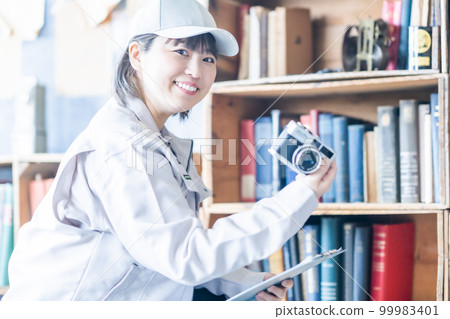 Professional staff who organizes disused items 99983401