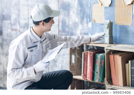 A male staff who organizes belongings A male staff who organizes belongings 99983406