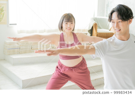 在家鍛煉的女人和支持她的男友 99983434