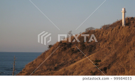 在夕陽和日本海中閃耀的白色燈塔 在夕陽和日本海中閃耀的白色燈塔 99984033
