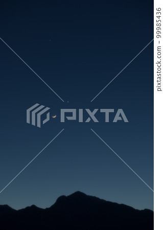 Takegawa-cho, Hokuto City, the evening sky, the lunar age 1.8 crescent and Venus approaching above Mt. Kaikomagatake 99985436