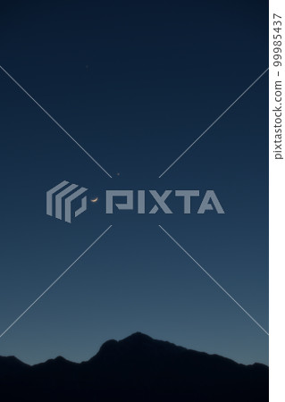 Takegawa-cho, Hokuto City, the evening sky, the lunar age 1.8 crescent and Venus approaching above Mt. Kaikomagatake 99985437