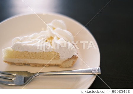 Shoot a cake with plenty of fresh cream at a pure cafe Shoot a cake with plenty of fresh cream at a pure cafe 99985438
