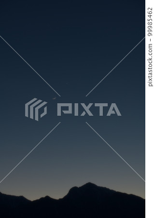 Takegawa-cho, Hokuto City, the evening sky, the lunar age 1.8 crescent and Venus approaching above Mt. Kaikomagatake 99985462