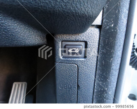 從駕駛座打開三廂車後備箱的按鈕 99985656