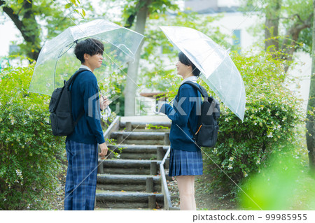 High school student couple rain High school student couple rain 99985955