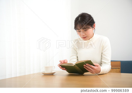 woman reading at desk 99986389