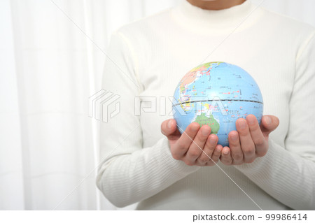 woman holding a globe 99986414