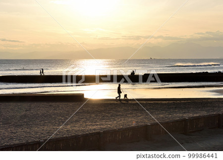 久生沼海岸 引地川河口的夕陽與人影 99986441