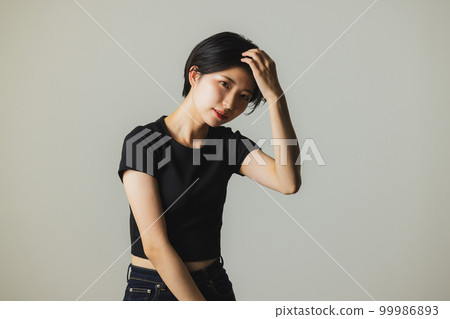 A woman in a black T-shirt 99986893