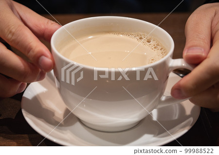 在咖啡店喝一杯熱飲。奶茶或拿鐵咖啡。 99988522