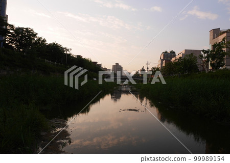 天空與傍晚的風景 天空與傍晚的風景 99989154
