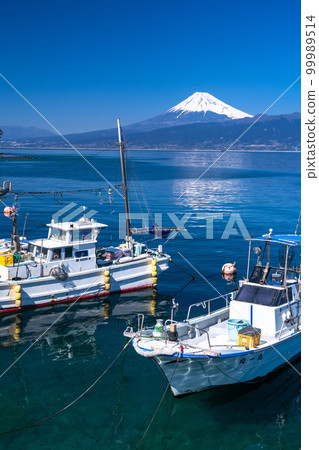 “靜岡縣”富士山和漁船,沼津市的漁港 “靜岡縣”富士山和漁船,沼津市的漁港 99989514
