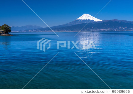 “靜岡縣”富士山和沼津市駿河灣的大海 “靜岡縣”富士山和沼津市駿河灣的大海 99989666