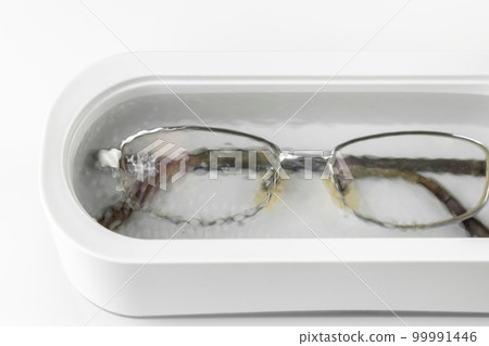 使用超聲波清洗器清洗眼鏡的圖像 99991446