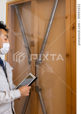 解釋地震隔離裝置的人 99991652