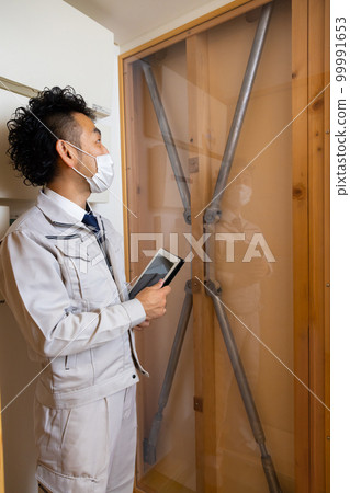 A man explaining the seismic isolation device 99991653