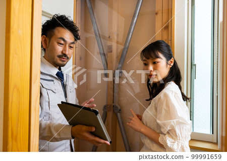 解釋地震隔離裝置的人 解釋地震隔離裝置的人 99991659