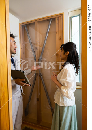 A man explaining the seismic isolation device 99991665