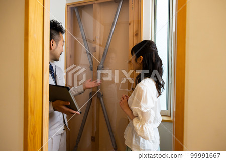 A man explaining the seismic isolation device A man explaining the seismic isolation device 99991667