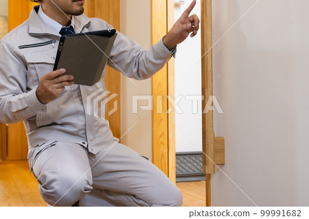 工人在檢查扶手 99991682