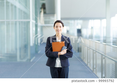 女人的西裝肖像 99993792