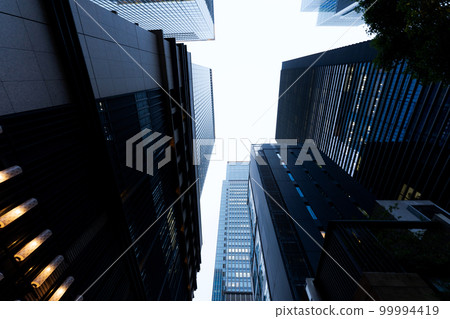 抬頭看建築的風景 99994419