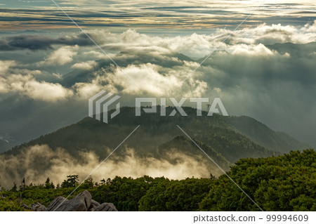 從北阿爾卑斯山西穗高山的山脊看到的山脈和雲海 從北阿爾卑斯山西穗高山的山脊看到的山脈和雲海 99994609