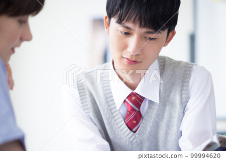 High school student High school student studying with a foreign teacher 99994620