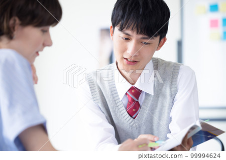 High school student High school student studying with a foreign teacher 99994624