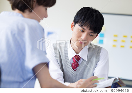 High school student High school student studying with a foreign teacher 99994626