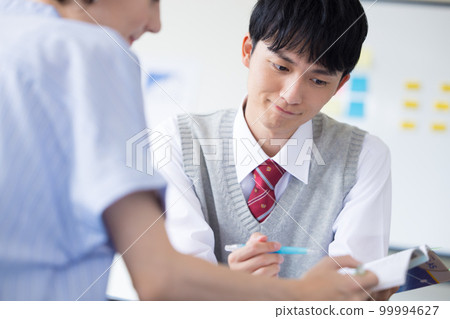High school student High school student studying with a foreign teacher 99994627