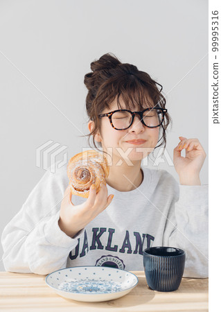 woman relaxing indoors 99995316