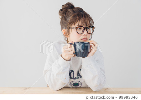 在室內放鬆的女人 99995346
