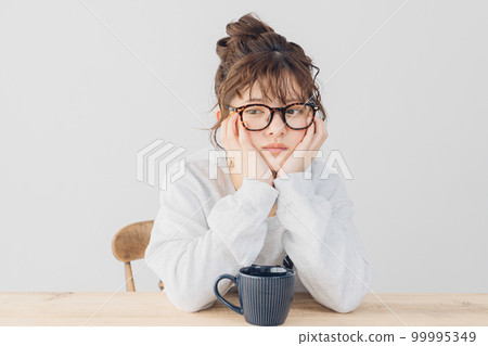 在室內放鬆的女人 在室內放鬆的女人 99995349