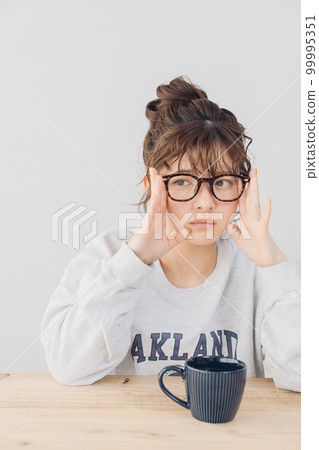 在室內放鬆的女人 在室內放鬆的女人 99995351