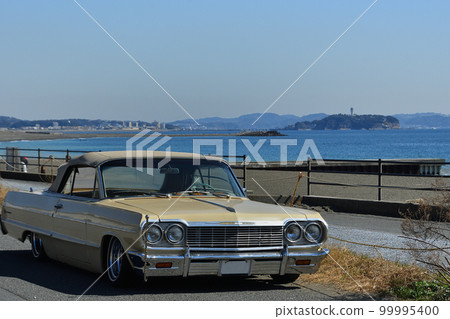 Old American car and Enoshima 99995400