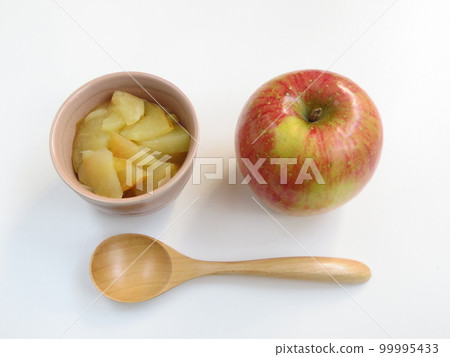 An apple compote that is gentle on the stomach and easy to swallow 99995433