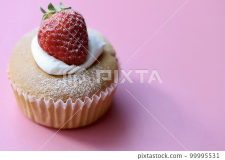 用米粉製作的無麩質草莓杯形戚風蛋糕 99995531