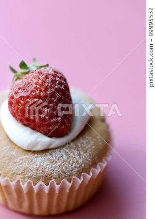 用米粉製作的無麩質草莓杯形戚風蛋糕 99995532