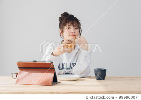 在室內放鬆的女人 99996007