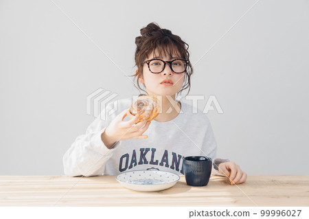 在室內放鬆的女人 99996027