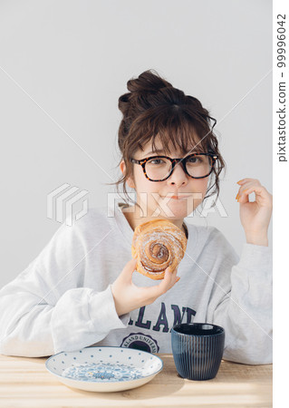 在室內放鬆的女人 99996042