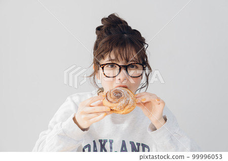 在室內放鬆的女人 99996053