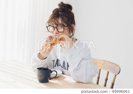 在室內放鬆的女人 99996061