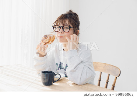 在室內放鬆的女人 99996062