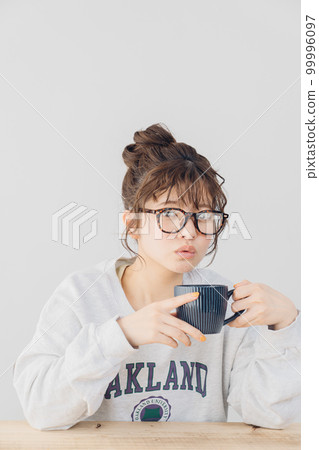 在室內放鬆的女人 99996097