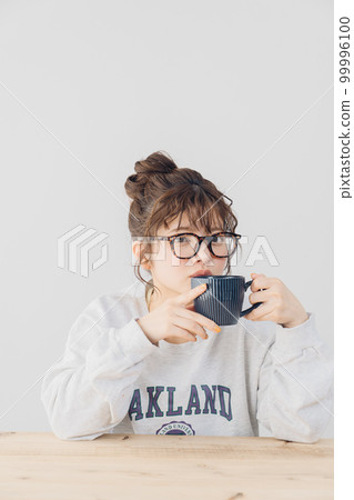 在室內放鬆的女人 99996100