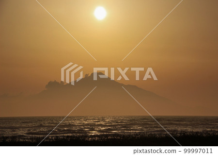 The sea dyed in the setting sun and the sun set in the shadow of the mountains The sea dyed in the setting sun and the sun set in the shadow of the mountains 99997011
