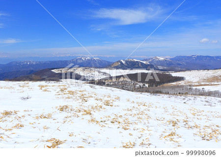 Kirigamine in winter, overlooking the Yashimagahara Marsh from the shoulder of Mt. Kurumayama 99998096